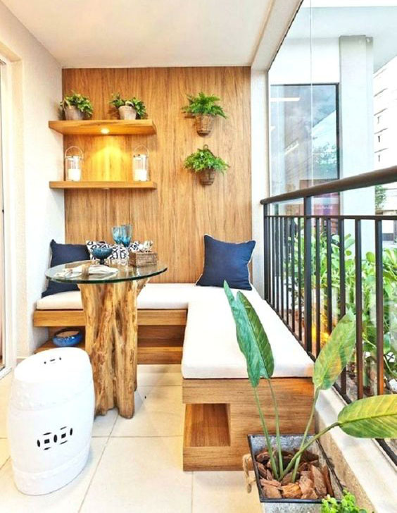 balcon con madera y vegetacion