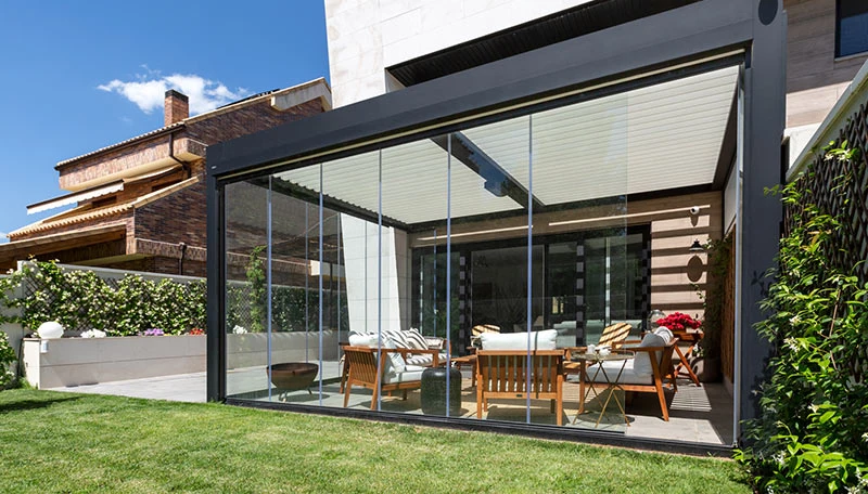 pergola bioclimatica cortinas de cristal